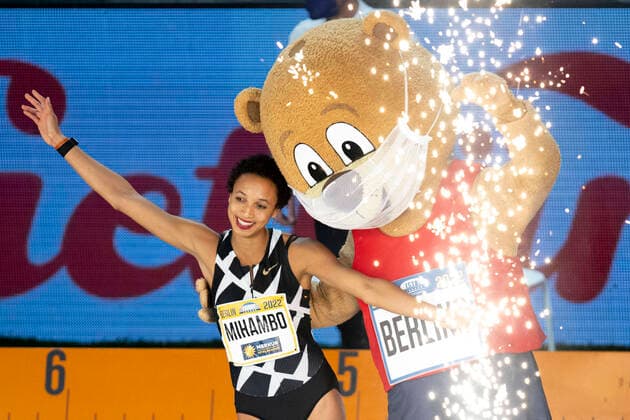 Bilder des Jahres 2022, Sport 02 Februar Sport Themen der Woche KW 07 Leichtathletik: ISTAF Indoor am 20.02.2022 im ISS Dome in Düsseldorf, Frauen Weitsprung- Women Long Jump Women -TK- 1 Malaika Mihambo (LG Kurpfalz, Germany) Malaika Mihambo beim Sprung. Sie macht den ersten Platz und springt 6,96 Meter. *** Athletics ISTAF Indoor on 20 02 2022 at ISS Dome in Düsseldorf, Germany Women Long Jump Women TK 1 Malaika Mihambo LG Kurpfalz, Germany Malaika Mihambo during the jump She takes the first place and jumps 6.96 meters Copyright: xTeresaxKROEGERx
