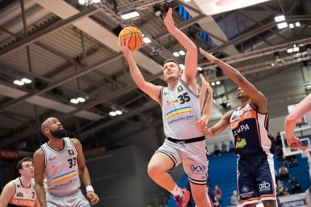 BARMER 2 Basketball Bundesliga ProA Season 2021 2022 Matchday 26 on 20 2 22 Medipolis SC Jena vs Rostock Seawolves center Stephan Haukohl Jena at the basket against Chris Carter Rostock Sparkassen Arena