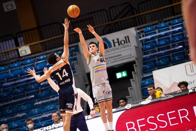 BARMER 2 Basketball Bundesliga ProA Season 2021 2022 Matchday 26 on 20 2 22 Medipolis SC Jena vs Rostock Seawolves Vuk Radojicic Jena with the 3 point shot against Jordan Jamal Roland Rostock Sparkassen Arena