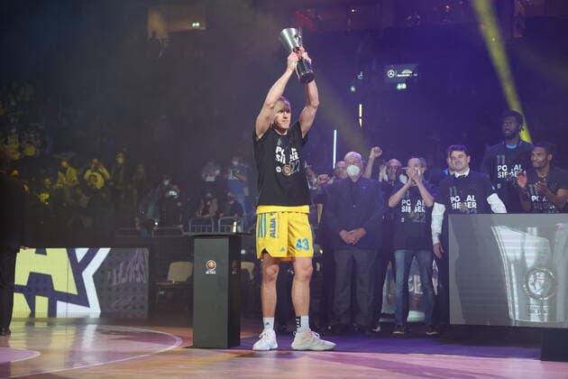 DEU, TOP4, Cup, ALBA vs Crailsheim, 20 02 2022, Mercedes Benz Arena, Berlin, DEU, TOP4, Cup, ALBA vs Crailsheim, in picture Luke Sikma ALBA Berlin 43 , with the cup nordphotoxGmbHx xEngler nph00076