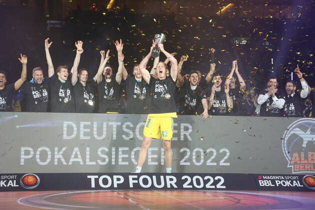 DEU, TOP4, Cup, ALBA vs Crailsheim, 20 02 2022, Mercedes Benz Arena, Berlin, DEU, TOP4, Cup, ALBA vs Crailsheim, in picture Luke Sikma ALBA Berlin 43 , with the cup, ALBA player circle nordphotoxGmbHx xEngler nph00076