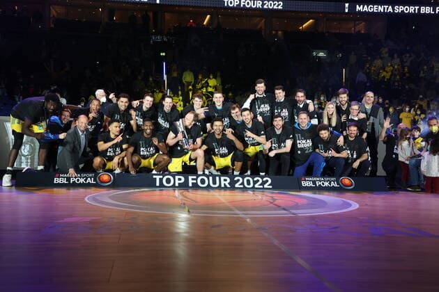 DEU, TOP4, Cup, ALBA vs Crailsheim, 20 02 2022, Mercedes Benz Arena, Berlin, DEU, TOP4, Cup, ALBA vs Crailsheim, in picture Luke Sikma ALBA Berlin 43 , with the cup, ALBA player circle nordphotoxGmbHx xEngler nph00076