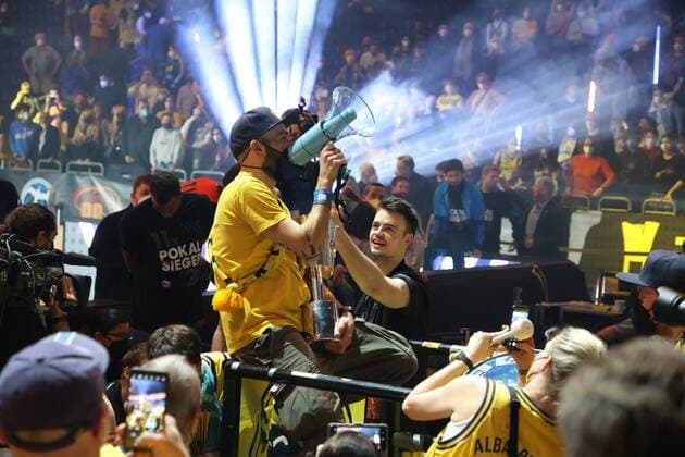 DEU, TOP4, Cup, ALBA vs Crailsheim, 20 02 2022, Mercedes Benz Arena, Berlin, DEU, TOP4, Cup, ALBA vs Crailsheim, in picture ALBA fans, Jonas Mattisseck ALBA Berlin 9 nordphotoxGmbHx xEngler nph00076