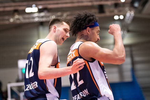 BARMER 2 Basketball Bundesliga ProA Season 2021 2022 Matchday 26 on 20 2 22 Medipolis SC Jena vs Rostock Seawolves Jubilation after victory in 89 85 Victory in Jena v li Stefan Ilzhöfer and Nijal Eman Pearson, both Rostock Sparkassen Arena