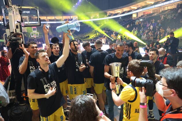 DEU, TOP4, Cup, ALBA vs Crailsheim, 20 02 2022, Mercedes Benz Arena, Berlin, DEU, TOP4, Cup, ALBA vs Crailsheim, in the picture Jonas Mattisseck ALBA Berlin 9 , Louis Olinde ALBA Berlin 19 , Tamir Blatt ALBA Berlin 45 with the cup, ALBA players circle, ALBA fans nordphotoxGmbHx xEngler nph00076