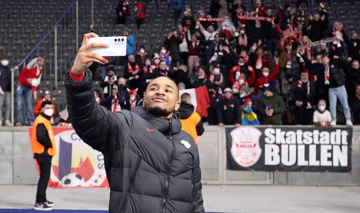 Hertha Berlin RB Leipzig 20 02 2022 Berlin, 20 02 2022, Olympiastadion, Football, Bundesliga, 23 Spieltag , Hertha BSC Berlin vs RB Leipzig 1 6 0 1 , RB Leipzig Schlussjubel Im Bild Christopher Nkunku 18, RB Leipzig , Selfie vor der RB Fankurve , DFL regulations prohibit any use of photographs as image sequences and or quasi video , Picture Point