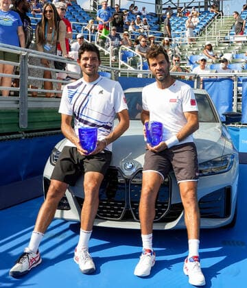 February 20, 2022, Delray Beach, Florida, United States: February, 20 - Delray Beach: Marcelo Arevalo(ESP) Jean-Julien Rojer(NED) pose with the Champions trophy after defeating Aleksandr Nedovyesov(KAZ) Aisam-Ul-Haq Qureshi(PAK) 62 67(5) 10-4 during the 2022 Delray Beach Open by Vitacost Doubles Championship. Delray Beach United States - ZUMApa3_ 0151547755st Copyright: xAndrewxPatronx