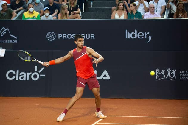 Rio Open 2022 RIO DE JANEIRO, RJ - 20.02.2022: RIO OPEN 2022 - Carlos Alcaraz (ESP) in dispute with Diego Schwarztman (ARG) on the Guga Kuerten court, of the Rio Open 2022, held at the Jockey Club Brasileiro, which takes place from February 12 to 20, this Sunday (20), in Rio de Janeiro, RJ . (Photo: Celso Pupo Fotoarena) x2172657x  CelsoxPupo
