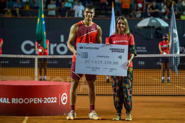 Rio Open 2022 RIO DE JANEIRO, RJ - 20.02.2022: RIO OPEN 2022 - Carlos Alcaraz (ESP) receives the champion card on the Guga Kuerten court, of the Rio Open 2022, held at the Jockey Club Brasileiro, which takes place from February 12 to 20, this Sunday (20), in Rio de Janeiro, RJ. (Photo: Celso Pupo Fotoarena) x2172764x  CelsoxPupo