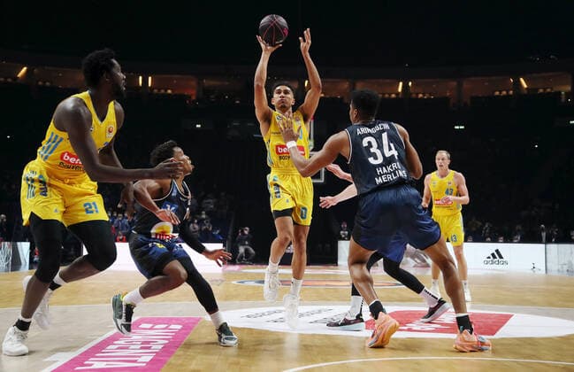 Christ Koumadje, TJ Shorts II, Maodo Lo, Richmond Aririguzoh, Luke Sikma action game scene duel sports basketball BBL Cup Top Four mens final season 2021 2022 20 02 2022 Alba Berlin vs HAKRO Merlins Crailsheim