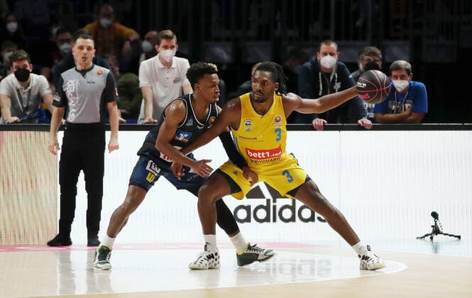 TJ Shorts II, Jaleen Smith action game scene duel sports basketball BBL cup top four men final season 2021 2022 20 02 2022 Alba Berlin vs HAKRO Merlins Crailsheim