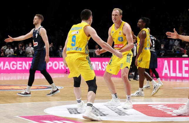 Cup winner Jonas Mattissek, Luke Sikma jubilant joy emotion jubilation after the end of the game sports basketball BBL Cup Top Four mens final season 2021 2022 20 02 2022 Alba Berlin vs HAKRO Merlins Crailsheim