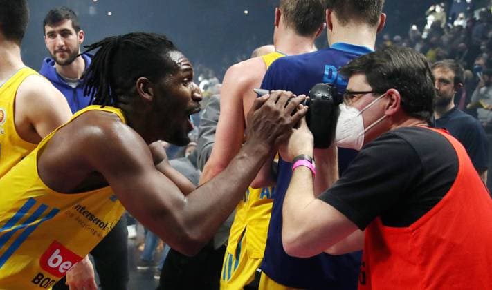 Cup winner Jaleen Smith cheers into a photographers camera joy emotion jubilation after end of game sports basketball BBL Cup Top Four mens final season 2021 2022 20 02 2022 Alba Berlin vs HAKRO Merlins Crailsheim