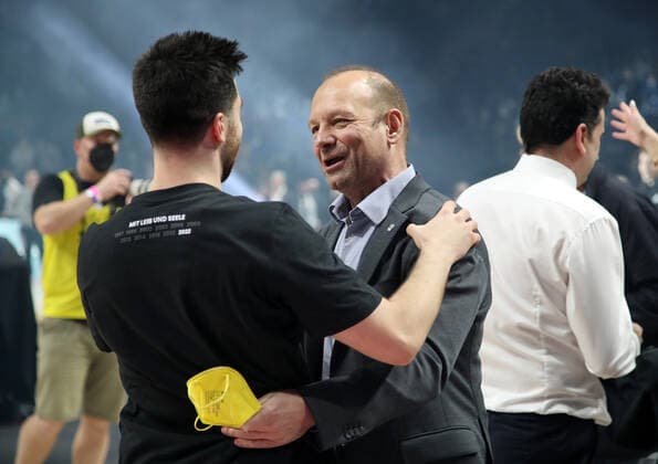 Cup winner Tamir Blatt, Managing Director Marco Baldi jubilant joy emotion jubilation after the end of the game Sports Basketball BBL Cup Top Four mens final season 2021 2022 20 02 2022 Alba Berlin vs HAKRO Merlins Crailsheim