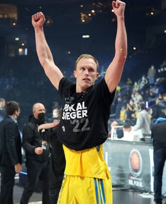 Cup winner Luke Sikma jubilant joy emotion jubilation after the end of the game sports basketball BBL Cup Top Four mens final season 2021 2022 20 02 2022 Alba Berlin vs HAKRO Merlins Crailsheim