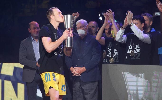 Cup winner Managing Director Marco Baldi, Luke Sikma kisses the cup, Dieter Hauert, coach Israel Gonzales joy emotion jubilation after the end of the game Sports Basketball BBL Cup Top Four Mens Final Season 2021 2022 20 02 2022 Alba Berlin vs HAKRO Merlins Crailsheim