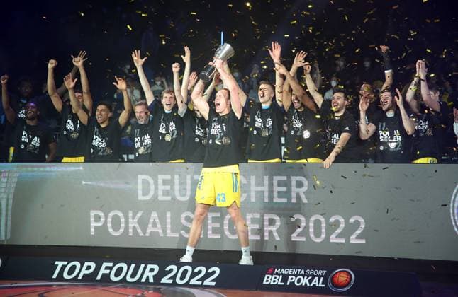 Cup winner Luke Sikma with the cup behind it the team joy emotion jubilation after end of game team photo sports basketball BBL Cup Top Four men final season 2021 2022 20 02 2022 Alba Berlin vs HAKRO Merlins Crailsheim