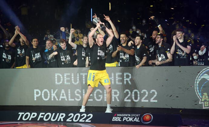 Cup winner Luke Sikma with the cup behind it the team joy emotion jubilation after end of game team photo sports basketball BBL Cup Top Four men final season 2021 2022 20 02 2022 Alba Berlin vs HAKRO Merlins Crailsheim