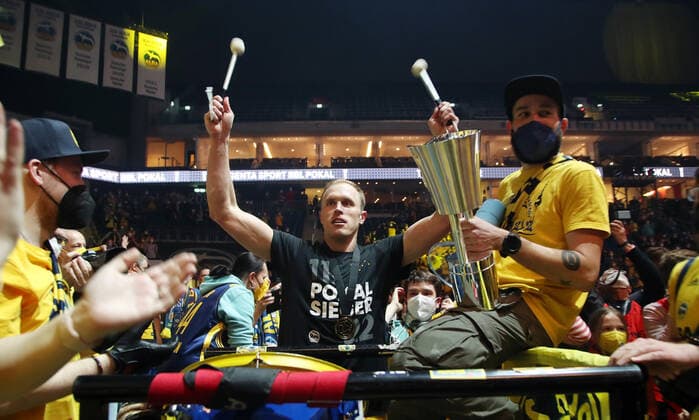 Cup winner Luke Sikma celebrates and drums with fans cheering joy emotion jubilation after end of game sports basketball BBL Cup Top Four mens final season 2021 2022 20 02 2022 Alba Berlin vs HAKRO Merlins Crailsheim