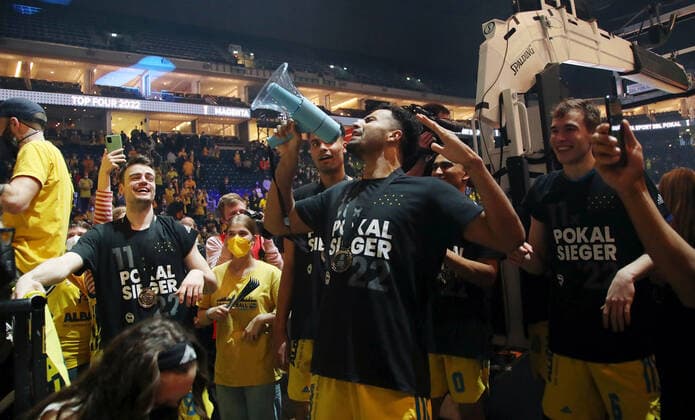 Cup winner Jonas Mattissek, Johannes Thiemann with megaphone, Malte Delow celebrate with the fans jubilant joy emotion jubilation after the end of the game Sports Basketball BBL Cup Top Four Mens Final Season 2021 2022 20 02 2022 Alba Berlin vs HAKRO Merlins Crailsheim