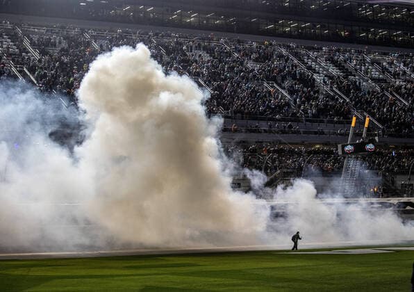 Bilder des Jahres 2022, Sport 02 Februar Sport Themen der Woche KW 07 Sport Bilder des Tages A huge cloud billows after Austin Cindric completes a burnout worthy of winning the 2022 Daytona 500, on Sunday February 20, 2022 in Daytona, Florida.  DAY2022022011 EDWINxLOCKE