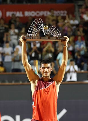 (220221) -- BRAZIL, Feb. 21, 2022 -- Carlos Alcaraz of Spain celebrates with his trophy during the awarding ceremony after the ATP, Tennis Herren 500 Rio Open s final match between Carlos Alcaraz of Spain and Diego Schwartzman of Argentina at Jockey Club Brasileiro in Rio de Janeiro, Brazil, Feb. 20, 2022. ) (SP)BRAZIL-RIO DE JANEIRO-TENNIS-ATP 500 RIO OPEN-FINAL WangxTiancong 