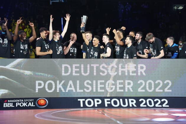 DEU, TOP4, Cup, ALBA vs Crailsheim, 20 02 2022, Mercedes Benz Arena, Berlin, DEU, TOP4, Cup, ALBA vs Crailsheim, in the picture Maodo Lo ALBA Berlin 0 with the cup, Luke Sikma ALBA Berlin 43 , ALBA player circle nordphotoxGmbHx xEngler nph00076