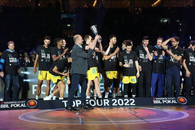 DEU, TOP4, Cup, ALBA vs Crailsheim, 20 02 2022, Mercedes Benz Arena, Berlin, DEU, TOP4, Cup, ALBA vs Crailsheim, in picture Marco Baldi ALBA Berlin , ALBA players circle nordphotoxGmbHx xEngler nph00076