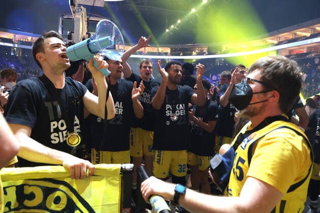 DEU, TOP4, Cup, ALBA vs Crailsheim, 20 02 2022, Mercedes Benz Arena, Berlin, DEU, TOP4, Cup, ALBA vs Crailsheim, in picture ALBA fans, Jonas Mattisseck ALBA Berlin 9 Johannes Thiemann ALBA Berlin 32 nordphotoxGmbHx xEngler nph00076