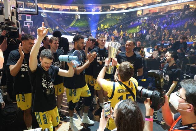 DEU, TOP4, Cup, ALBA vs Crailsheim, 20 02 2022, Mercedes Benz Arena, Berlin, DEU, TOP4, Cup, ALBA vs Crailsheim, in the picture Jonas Mattisseck ALBA Berlin 9 , Louis Olinde ALBA Berlin 19 , Tamir Blatt ALBA Berlin 45 with the cup, ALBA players circle, ALBA fans nordphotoxGmbHx xEngler nph00076
