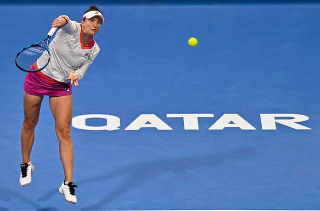 (220222) -- DOHA, Feb. 22, 2022 -- Irina-Camelia Begu of Romania serves during the first round of WTA, Tennis Damen Qatar Open tennis tournament match against Petra Kvitova of the Czech Republic at the Khalifa International Tennis Complex in Doha, capital of Qatar, on Feb. 21, 2022. (Photo by Xinhua) (SP)QATAR-DOHA-TENNIS-WTA QATAR OPEN Nikku 