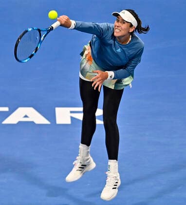 (220222) -- DOHA, Feb. 22, 2022 -- Garbine Muguruza of Spain serves during the round of 32 of WTA, Tennis Damen Qatar Open tennis tournament match against Sorana Cirstea of Romania at the Khalifa International Tennis Complex in Doha, capital of Qatar, on Feb. 21, 2022. (Photo by Xinhua) (SP)QATAR-DOHA-TENNIS-WTA QATAR OPEN Nikku 