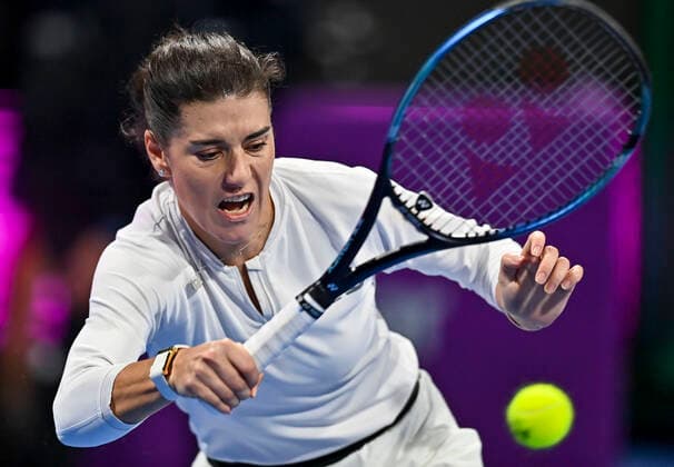 (220222) -- DOHA, Feb. 22, 2022 -- Sorana Cirstea of Romania hits a return during the round of 32 of WTA, Tennis Damen Qatar Open tennis tournament match against Garbine Muguruza of Spain at the Khalifa International Tennis Complex in Doha, capital of Qatar, on Feb. 21, 2022. (Photo by Xinhua) (SP)QATAR-DOHA-TENNIS-WTA QATAR OPEN Nikku 
