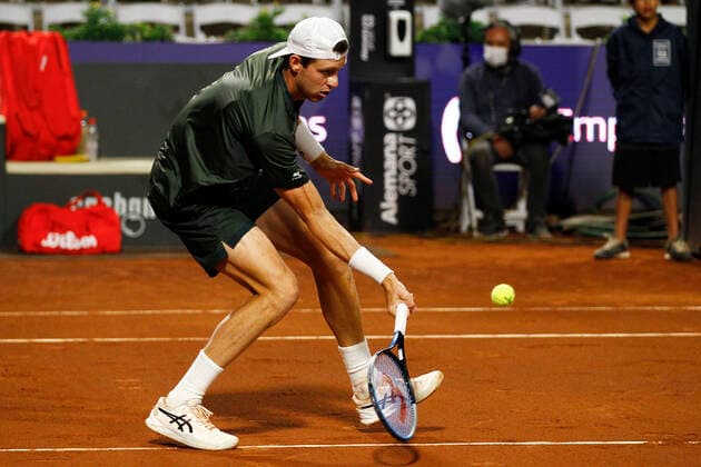 Tenis, Nicolas Jarry vs Thiago Monteiro El tenista Nicolas Jarry de Chile regresa la bola de Thiago Monteiro de Brasil por el ATP, Tennis Herren 250 de Santiago 2022 en el Club San Carlos de Apoquindo en Santiago, Chile. 21 02 2022 Felipe Zanca Photosport Tennis, Nicolas Jarry vs Thiago Monteiro The tennis player Nicolas Jarry of Chile return the ball of Thiago Monteiro of Brasil in the match for the ATP 250 Santiago 2022 at the Club San Carlos de Apoquindo in Santiago, Chile. 21 02 2022 Felipe Zanca Photosport Nicolas Jarry vs Thiago Monteiro ATP 250 Santiago 2022