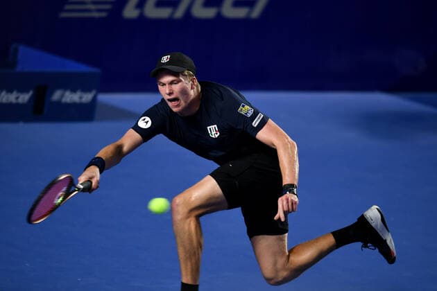 (220222) -- ACAPULCO, Feb. 22, 2022 -- Jenson Brooksby of the United States hits a return during men s singles first round match against Alexander Zverev of Germany at the 2022 ATP, Tennis Herren Mexican Open tennis tournament in Acapulco, Mexico, Feb. 22, 2022. ) (SP)MEXICO-ACAPULCO-TENNIS-ATP-MEXICAN OPEN-FIRST ROUND XinxYuewei 
