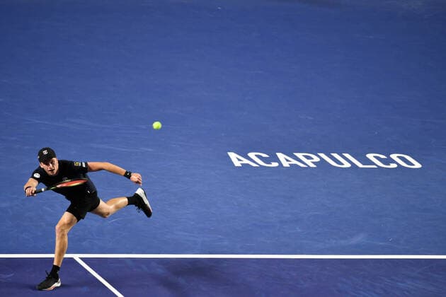 (220222) -- ACAPULCO, Feb. 22, 2022 -- Jenson Brooksby of the United States hits a return during men s singles first round match against Alexander Zverev of Germany at the 2022 ATP, Tennis Herren Mexican Open tennis tournament in Acapulco, Mexico, Feb. 22, 2022. ) (SP)MEXICO-ACAPULCO-TENNIS-ATP-MEXICAN OPEN-FIRST ROUND XinxYuewei 