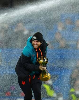 Bilder des Jahres 2022, Sport 02 Februar Sport Themen der Woche KW08 Sport Bilder des Tages Mandatory Credit: Photo by Javier Garcia Shutterstock (12817772n) Ben Chilwell of Chelsea gets sprayed by the sprinkler as he parades the Club World Cup before kick off Chelsea v Lille, UEFA Champions League, Round of 16, First Leg, Football, Stamford Bridge, London, UK - 22 Feb 2022 EDITORIAL USE ONLY No use with unauthorised audio, video, data, fixture lists, club league logos or live services. Online in-match use limited to 120 images, no video emulation. No use in betting, games or single club league player publications. Chelsea v Lille, UEFA Champions League, Round of 16, First Leg, Football, Stamford Bridge, London, UK - 22 Feb 2022 EDITORIAL USE ONLY No use with unauthorised audio, video, data, fixture lists, club league logos or live services. Online in-match use limited to 120 images, no video emulation. No use in betting, games or single club league player publications.  Copyright: xJavierxGarcia Shutterstockx 12817772n