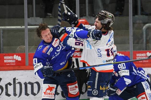 Bilder des Jahres 2022, Sport 02 Februar Sport Themen der Woche KW08 Sport Bilder des Tages (v.l.n.r.) Peter Spornberger (Schwenninger Wild Wings 50) Hubert Labrie (Iserlohn Roosters) GER, Eishockey, Penny DEL, Schwenninger Wild Wings vs Iserlohn Roosters, 22.02.2022 Villingen-Schwenningen *** f l n r Peter Spornberger Schwenninger Wild Wings 50 Hubert Labrie Iserlohn Roosters GER, Ice Hockey, Penny DEL, Schwenninger Wild Wings vs Iserlohn Roosters, 22 02 2022 Villingen Schwenningen Copyright: xLaegler xEibner-Pressefotox EP_EER