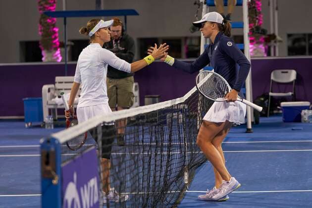 Doha, 22.02.2022 TENIS ZIEMNY KOBIET TURNIEJ WTA, Tennis Damen 1000 DOHA QATAR TOTAL ENERGIES OPEN TENNIS WOMEN TOURNAMENT WTA 1000 DOHA QATAR TOTAL ENERGIES OPEN NZ Iga Swiatek, Victoria Golubic FOT. Dominik Buszek 400mm NEWSPIX.PL --- Newspix.pl  20220222_0111
