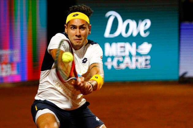 Tenis, Alejandro Tabilo vs Renzo Olivo El tenista Alejandro Tabilo de Chile regresa la bola de Renzo Olivo de Argentina por el ATP, Tennis Herren 250 de Santiago 2022 en el Club San Carlos de Apoquindo en Santiago, Chile. 22 02 2022 Felipe Zanca Photosport Tennis, Alejandro Tabil vs Renzo Olivo The tennis player Alejandro Tabilo of Chile return the ball of Renzo Olivo of Argentina in the match for the ATP 250 Santiago 2022 at the Club San Carlos de Apoquindo in Santiago, Chile. 22 02 2022 Felipe Zanca Photosport Alejandro Tabilo vs Renzo Olivo ATP 250 Santiago 2022