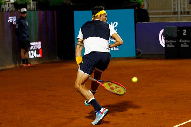 Tenis, Alejandro Tabilo vs Renzo Olivo El tenista Alejandro Tabilo de Chile regresa la bola de Renzo Olivo de Argentina por el ATP, Tennis Herren 250 de Santiago 2022 en el Club San Carlos de Apoquindo en Santiago, Chile. 22 02 2022 Felipe Zanca Photosport Tennis, Alejandro Tabil vs Renzo Olivo The tennis player Alejandro Tabilo of Chile return the ball of Renzo Olivo of Argentina in the match for the ATP 250 Santiago 2022 at the Club San Carlos de Apoquindo in Santiago, Chile. 22 02 2022 Felipe Zanca Photosport Alejandro Tabilo vs Renzo Olivo ATP 250 Santiago 2022