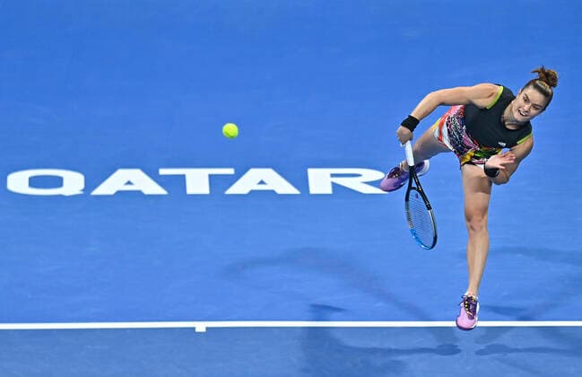 Sport Bilder des Tages (220223) -- DOHA, Feb. 23, 2022 -- Maria Sakkari of Greece serves during the second round of WTA, Tennis Damen Qatar Open tennis tournament match against Ann LI of the United States at the Khalifa International Tennis Complex in Doha, capital of Qatar, on Feb. 22, 2022. (Photo by Nikku Xinhua) (SP)QATAR-DOHA-TENNIS-WTA QATAR OPEN-DAY 5 yangyuanyong 