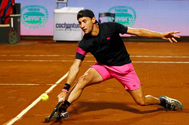 Tenis, Alejandro Tabilo vs Renzo Olivo El tenista Renzo Olivo de Argentina regresa la bola de Alejandro Tabilo de Chile por el ATP, Tennis Herren 250 de Santiago 2022 en el Club San Carlos de Apoquindo en Santiago, Chile. 22 02 2022 Felipe Zanca Photosport Tennis, Alejandro Tabilo vs Renzo Olivo The tennis player Renzo Olivo of Argentina return the ball of Alejandro Tabilo of Chile in the match for the ATP 250 Santiago 2022 at the Club San Carlos de Apoquindo in Santiago, Chile. 22 02 2022 Felipe Zanca Photosport Alejandro Tabilo vs Renzo Olivo ATP 250 Santiago 2022