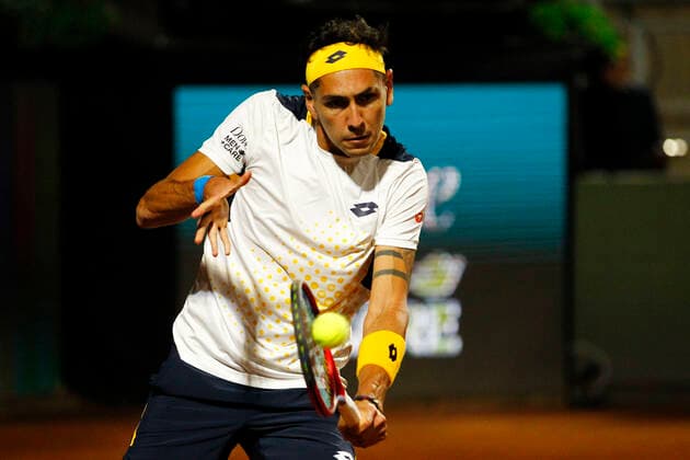 Tenis, Alejandro Tabilo vs Renzo Olivo El tenista Alejandro Tabilo de Chile regresa la bola de Renzo Olivo de Argentina por el ATP, Tennis Herren 250 de Santiago 2022 en el Club San Carlos de Apoquindo en Santiago, Chile. 22 02 2022 Felipe Zanca Photosport Tennis, Alejandro Tabil vs Renzo Olivo The tennis player Alejandro Tabilo of Chile return the ball of Renzo Olivo of Argentina in the match for the ATP 250 Santiago 2022 at the Club San Carlos de Apoquindo in Santiago, Chile. 22 02 2022 Felipe Zanca Photosport Alejandro Tabilo vs Renzo Olivo ATP 250 Santiago 2022