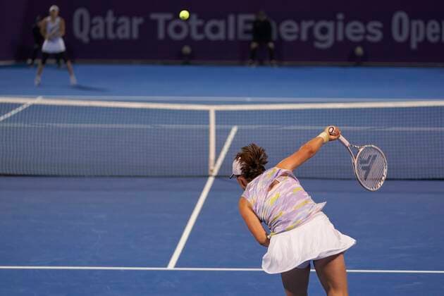 Doha, 22.02.2022 TENIS ZIEMNY KOBIET TURNIEJ WTA, Tennis Damen 1000 DOHA QATAR TOTAL ENERGIES OPEN TENNIS WOMEN TOURNAMENT WTA 1000 DOHA QATAR TOTAL ENERGIES OPEN NZ Iga Swiatek, Victoria Golubic FOT. Dominik Buszek 400mm NEWSPIX.PL --- Newspix.pl  20220222_0104.JPEG