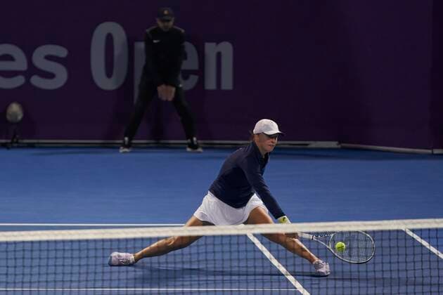 Doha, 22.02.2022 TENIS ZIEMNY KOBIET TURNIEJ WTA, Tennis Damen 1000 DOHA QATAR TOTAL ENERGIES OPEN TENNIS WOMEN TOURNAMENT WTA 1000 DOHA QATAR TOTAL ENERGIES OPEN NZ Iga Swiatek, Victoria Golubic FOT. Dominik Buszek 400mm NEWSPIX.PL --- Newspix.pl  20220222_0109.JPEG