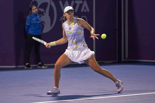 Doha, 22.02.2022 TENIS ZIEMNY KOBIET TURNIEJ WTA, Tennis Damen 1000 DOHA QATAR TOTAL ENERGIES OPEN TENNIS WOMEN TOURNAMENT WTA 1000 DOHA QATAR TOTAL ENERGIES OPEN NZ Iga Swiatek, Victoria Golubic FOT. Dominik Buszek 400mm NEWSPIX.PL --- Newspix.pl  20220222_0084.JPEG
