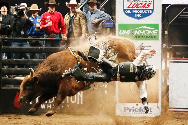 Bilder des Jahres 2022, Sport 02 Februar Sport Themen der Woche KW08 LOS ANGELES, CA - FEBRUARY 22: Stetson Lawrence gets bucked from bull Marquis Metal Works Red Clark during the PBR Pluto TV Invitational, on February 22nd, 2022, at the Crypto.com Arena in Los Angeles, California. (Photo by Chris Elise Icon Sportswire) RODEO: FEB 22 PBR Pluto TV Invitational Icon220222002