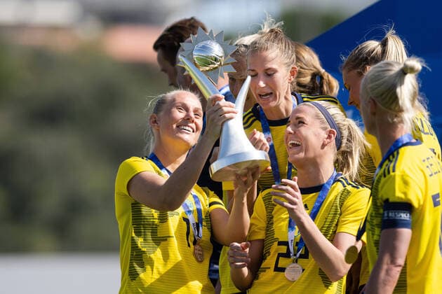 Bilder des Jahres 2022, Sport 02 Februar Sport Themen der Woche KW08 Sport Bilder des Tages 220223 Stina Blackstenius and Olivia Schough of Sweden celebrate with the trophy after the Algarve Cup final football match between Sweden and Italy on February 23, 2022 in Lagos. Photo: Ludvig Thunman BILDBYRAN kod LT LT0287 fotboll football soccer fotball algarve cup sverige sweden italien italy dam bbeng women s women jubel *** 220223 Stina Blackstenius and Olivia Schough of Sweden celebrate with the trophy after the Algarve Cup final football match between Sweden and Italy on February 23, 2022 in Lagos Photo Ludvig Thunman BILDBYRAN kod LT LT0287 fotboll football soccer fotball algarve cup sverige sweden italien italy dam bbeng women s women jubel,  Copyright: LUDVIGxTHUNMAN BB220223LT078