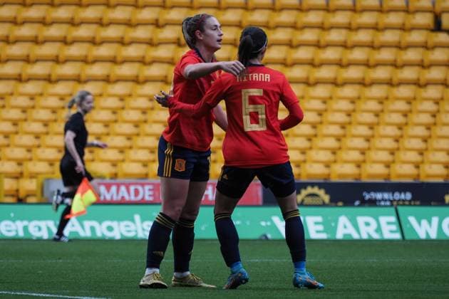 Wolverhampton, England, February Players celebrate after Alexia Putellas (14 Spain) scores the first goal during the Arnold Clark football match between Spain and Canada at Molineux Stadium in Wolverhampton, England Natalie Mincher SPP Spain v Canada - Arnold Clark Cup - Molineux Stadium 